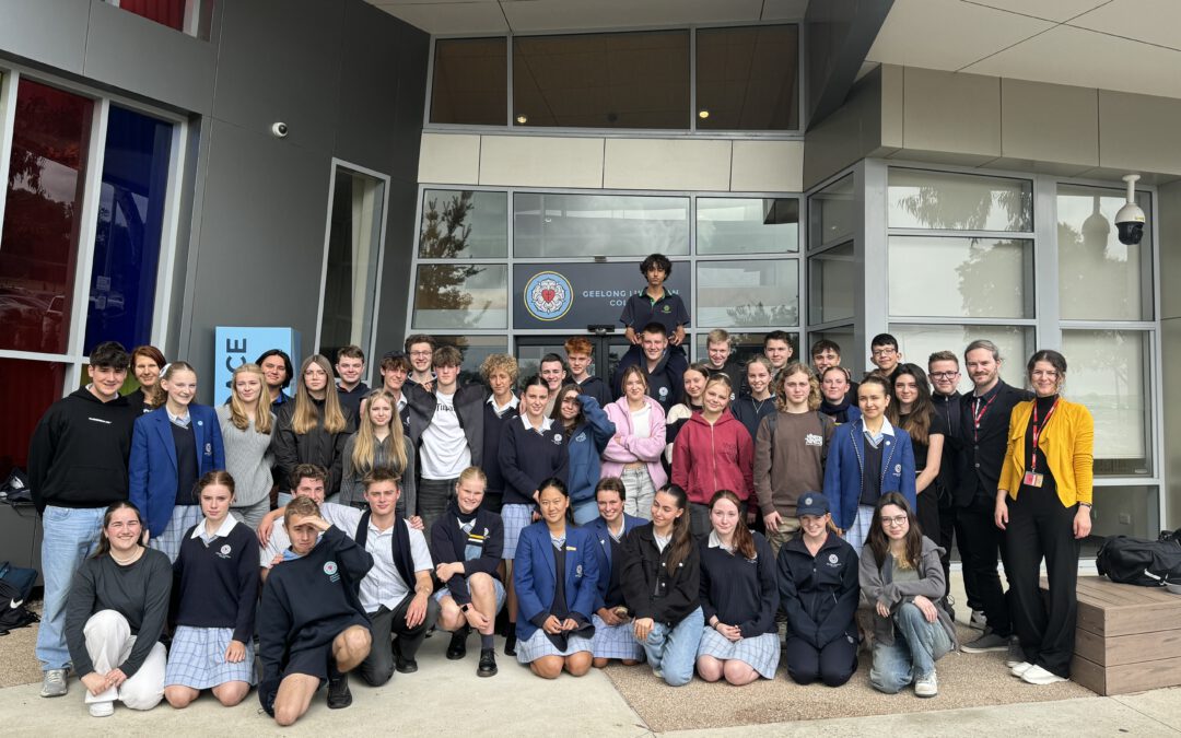Australische und deutsche Schülerinnen und Schüler bei einem Gruppenfoto nach dem Ostergottesdienst des Geelong Lutheran College.