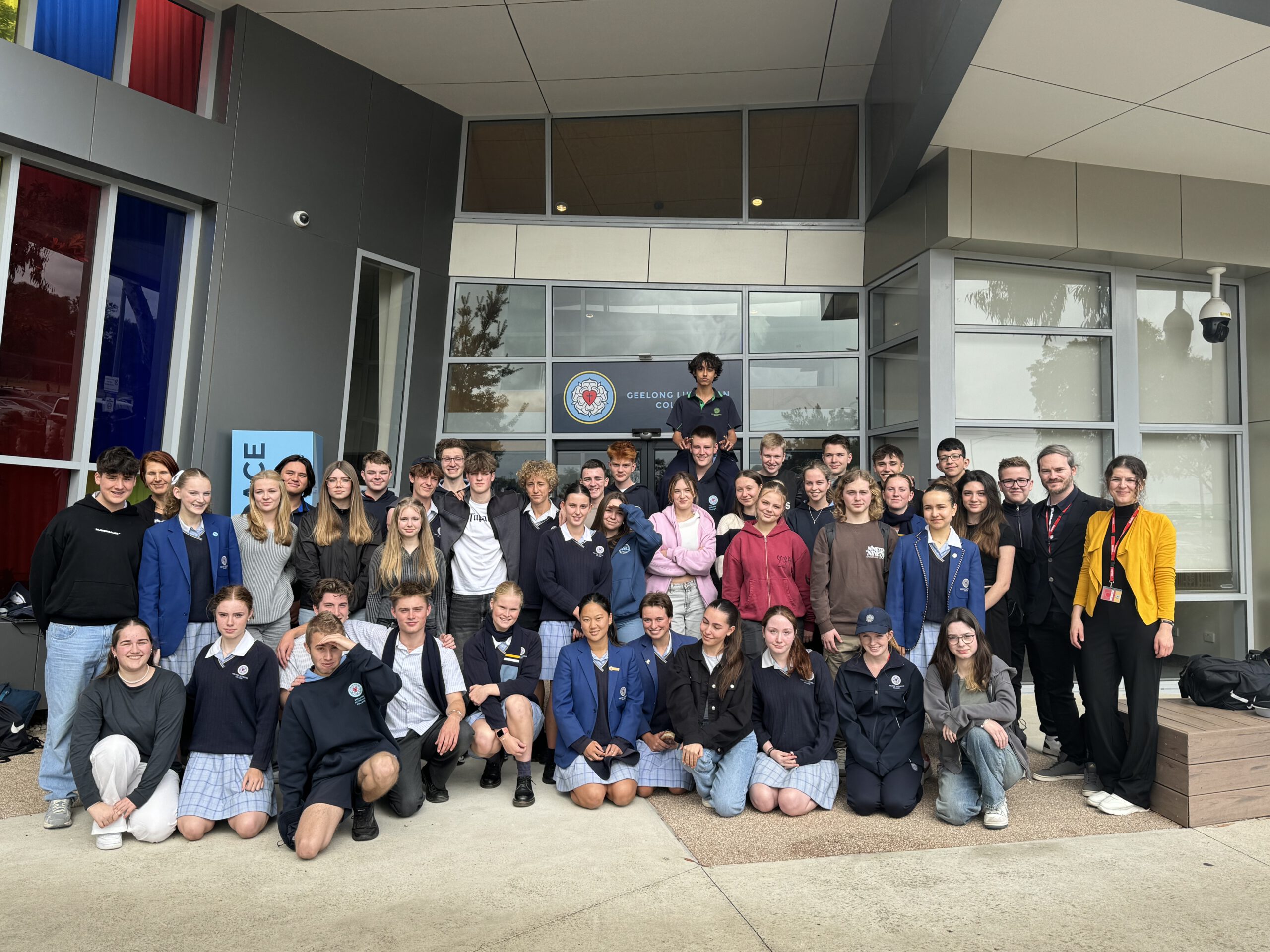 Australische und deutsche Schülerinnen und Schüler bei einem Gruppenfoto nach dem Ostergottesdienst des Geelong Lutheran College.