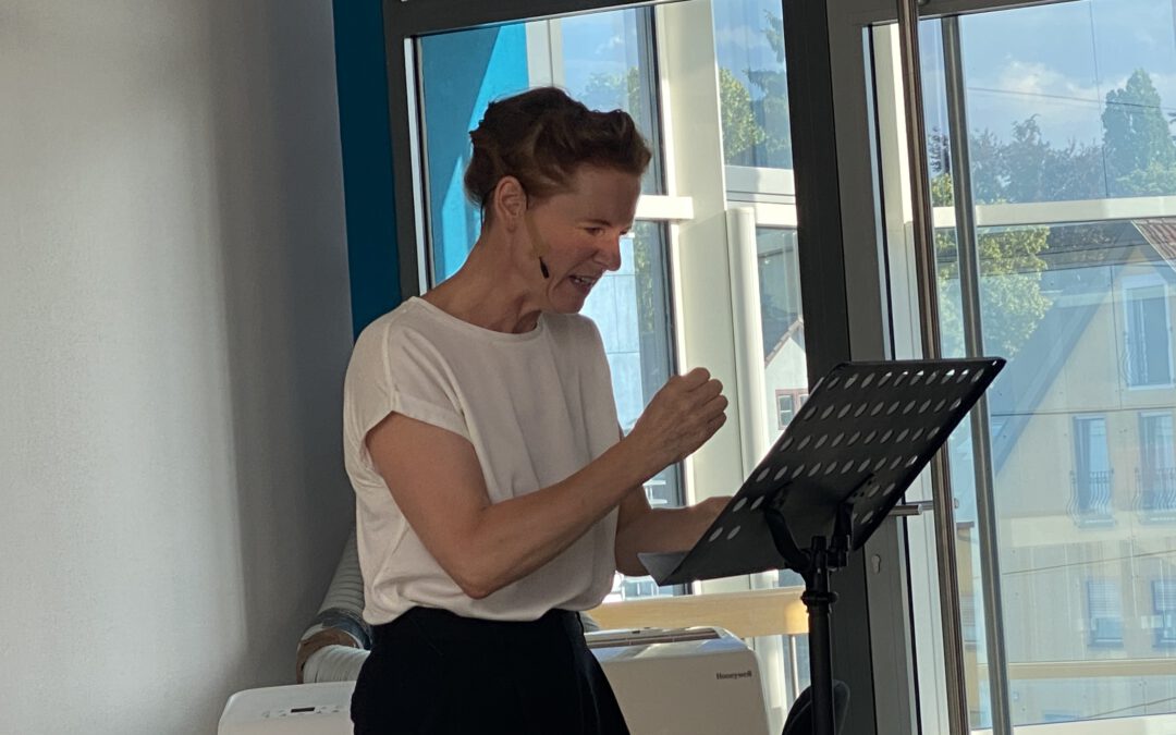 Literatur trifft Musik: Isabella Bartdorff begeistert im Würfelsaal der Volksbank Trossingen